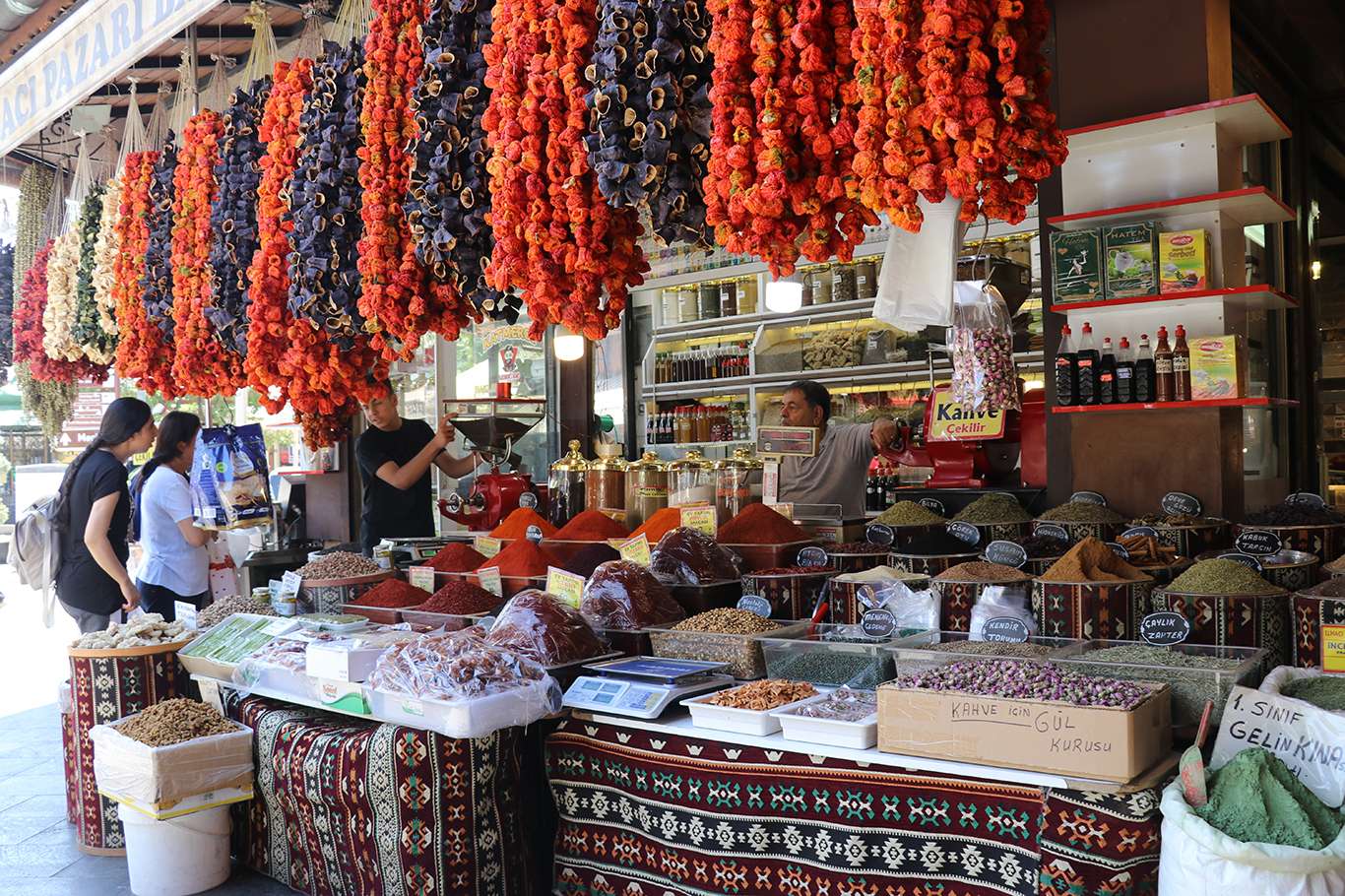 Gaziantep’teki tarihi çarşıların esnafı gurbetçileri bekliyor